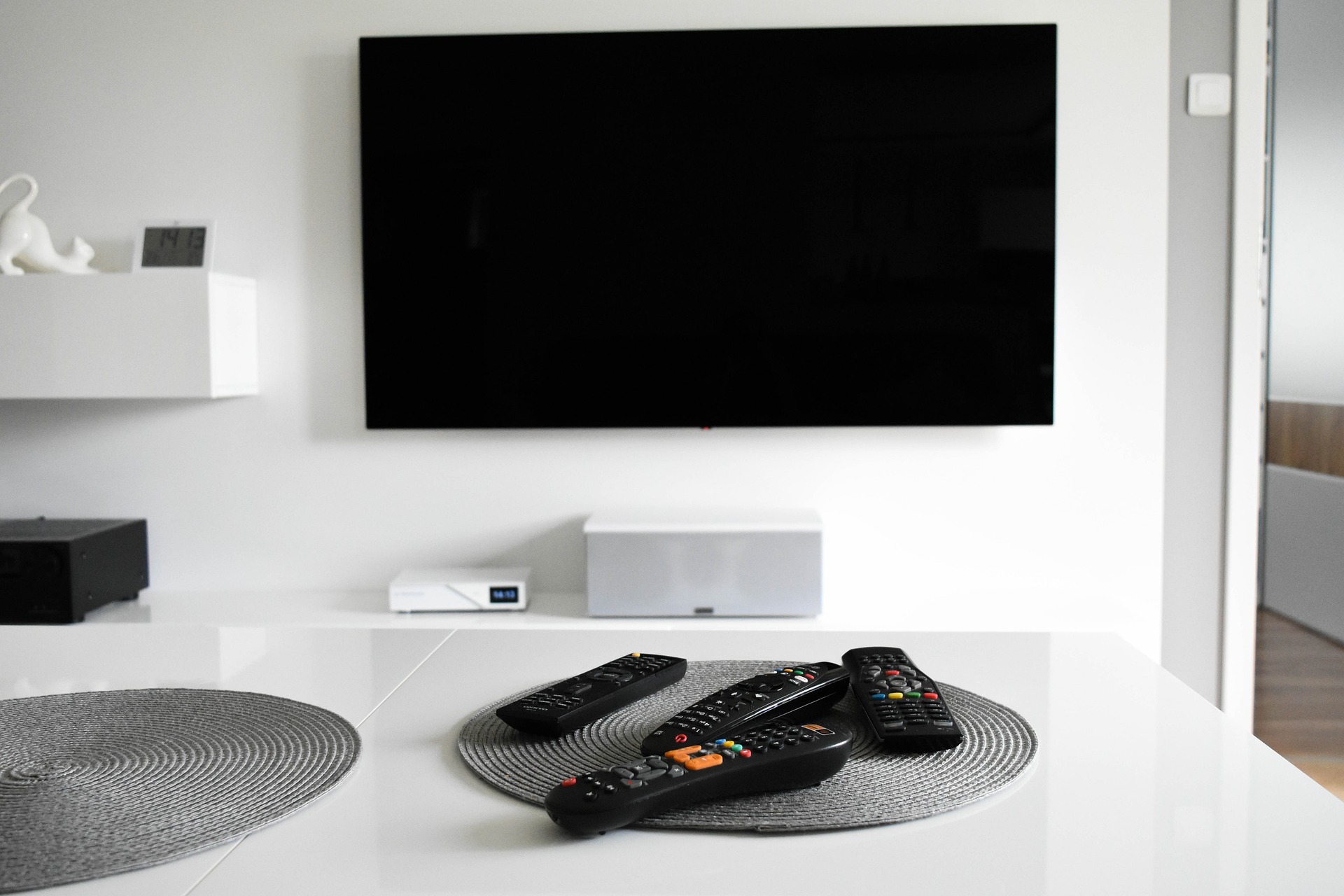 Telewizory vs projektory – co wybrać?